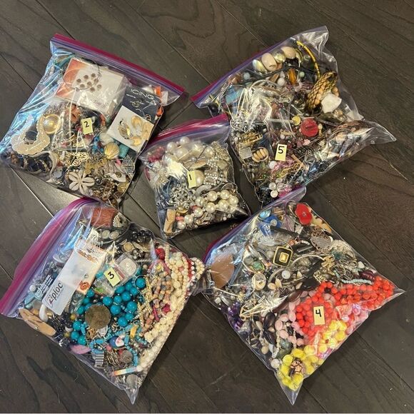 3 LB JUNK & CRAFT JEWELRY LOT - Picture 12 of 12